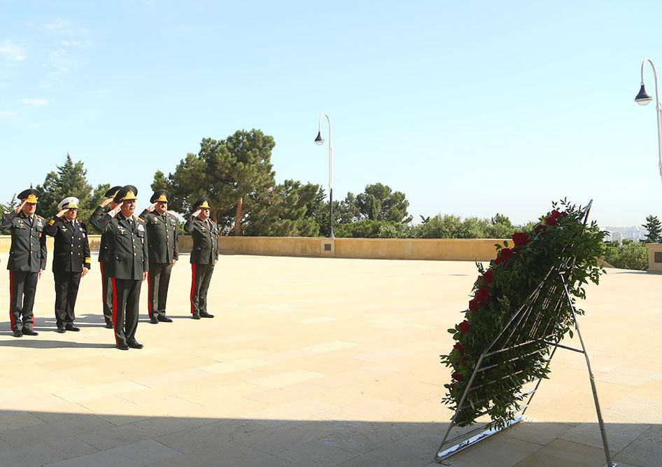 Müdafiə Nazirliyinin rəhbərliyi Fəxri xiyabanı və Şəhidlər xiyabanını ziyarət edib (FOTO) - Gallery Image
