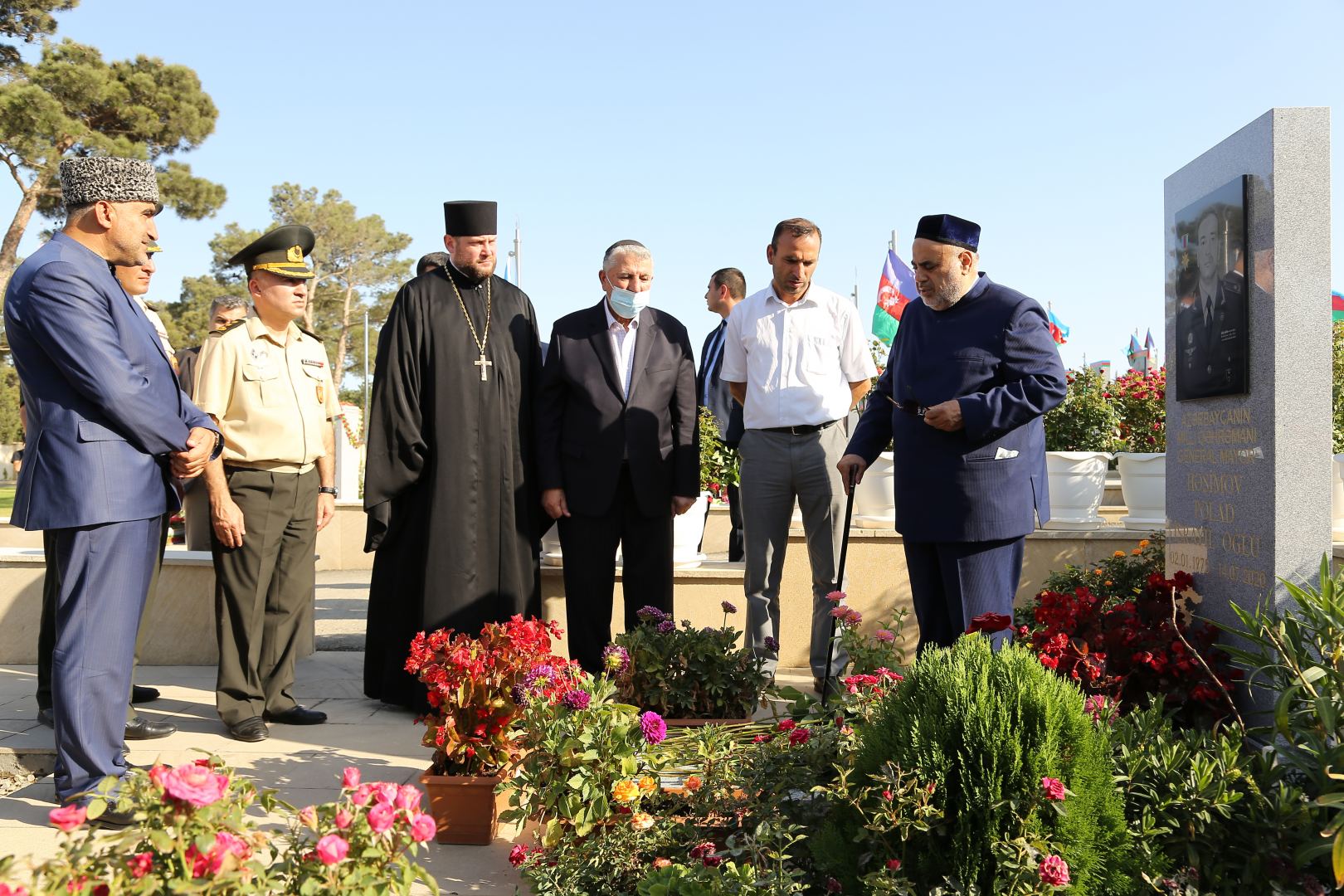 Azərbaycanda fəaliyyət göstərən dini konfessiyaların rəhbərləri şəhidlərin məzarlarını ziyarət ediblər (FOTO) - Gallery Image