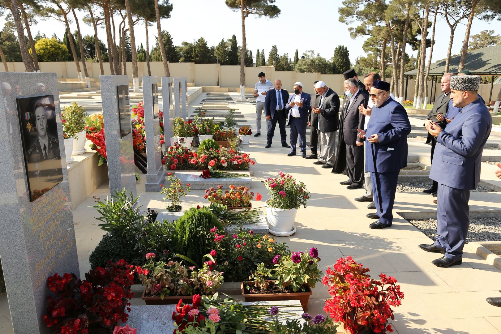 Azərbaycanda fəaliyyət göstərən dini konfessiyaların rəhbərləri şəhidlərin məzarlarını ziyarət ediblər (FOTO) - Gallery Image