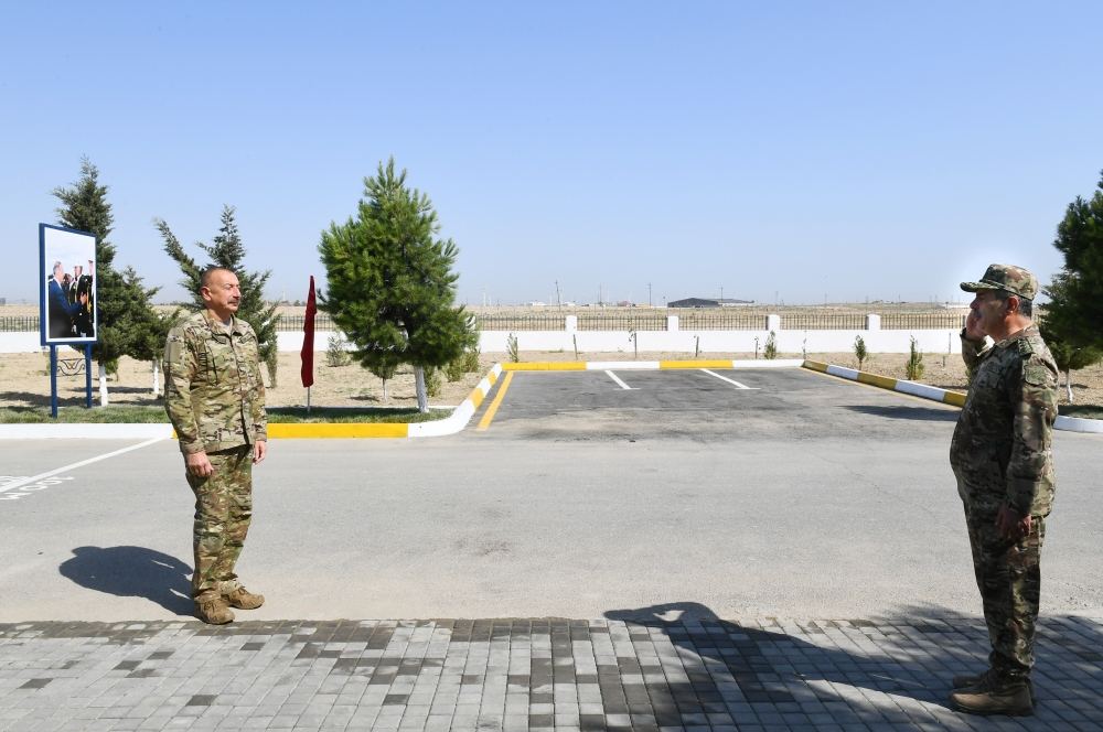 Prezident İlham Əliyev yeni hərbi şəhərcikdə və hərbi qulluqçuların ailələri üçün nəzərdə tutulmuş xidməti mənzillərdə yaradılan şəraitlə tanış olub (FOTO) - Gallery Image