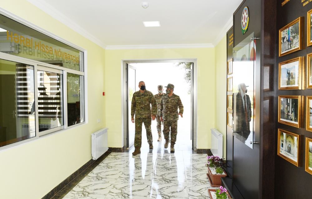 Prezident İlham Əliyev yeni hərbi şəhərcikdə və hərbi qulluqçuların ailələri üçün nəzərdə tutulmuş xidməti mənzillərdə yaradılan şəraitlə tanış olub (FOTO) - Gallery Image