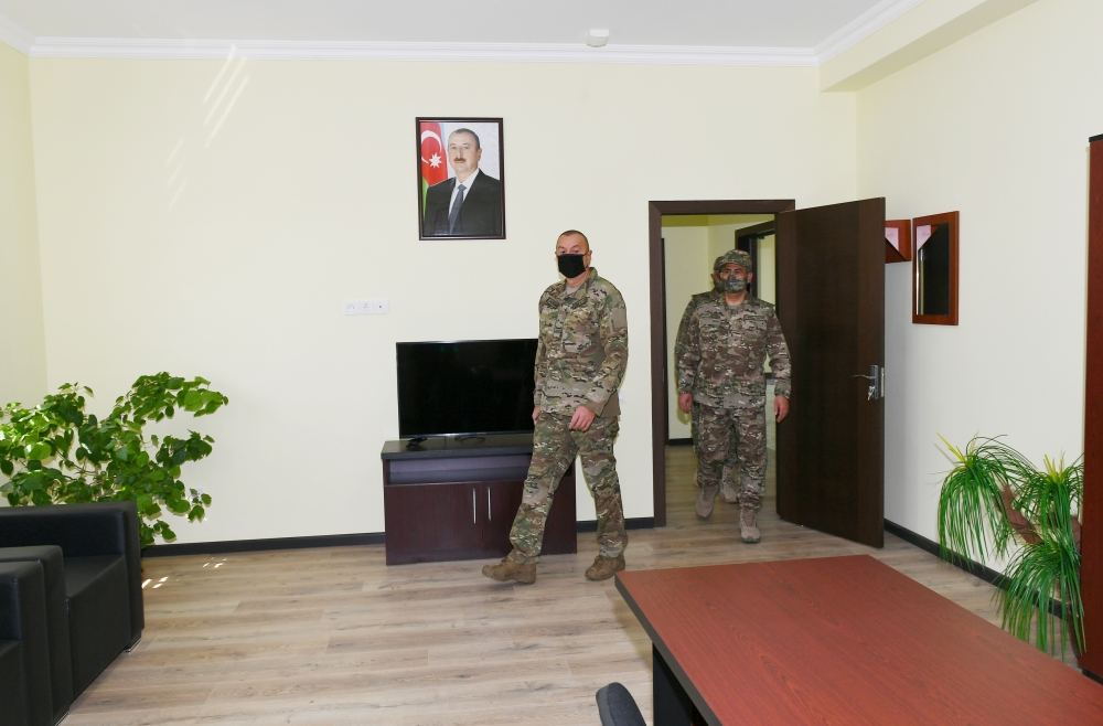 Prezident İlham Əliyev yeni hərbi şəhərcikdə və hərbi qulluqçuların ailələri üçün nəzərdə tutulmuş xidməti mənzillərdə yaradılan şəraitlə tanış olub (FOTO) - Gallery Image