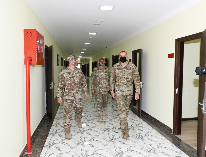 Prezident İlham Əliyev yeni hərbi şəhərcikdə və hərbi qulluqçuların ailələri üçün nəzərdə tutulmuş xidməti mənzillərdə yaradılan şəraitlə tanış olub (FOTO) - Gallery Image