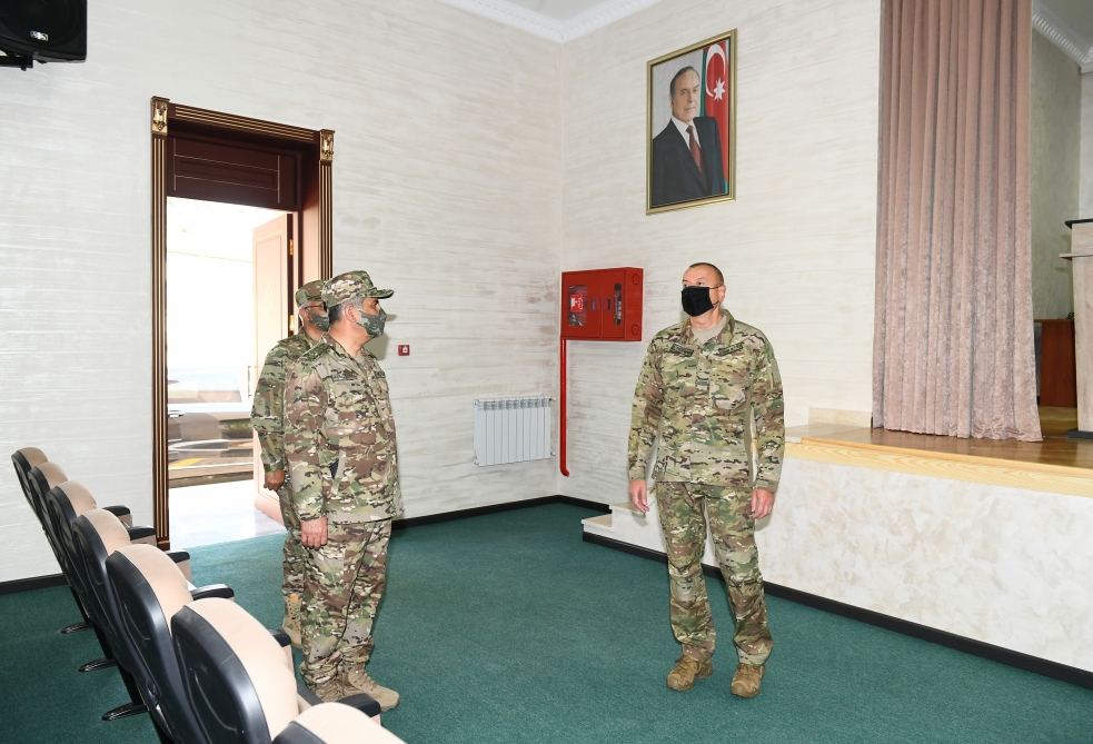 Prezident İlham Əliyev yeni hərbi şəhərcikdə və hərbi qulluqçuların ailələri üçün nəzərdə tutulmuş xidməti mənzillərdə yaradılan şəraitlə tanış olub (FOTO) - Gallery Image
