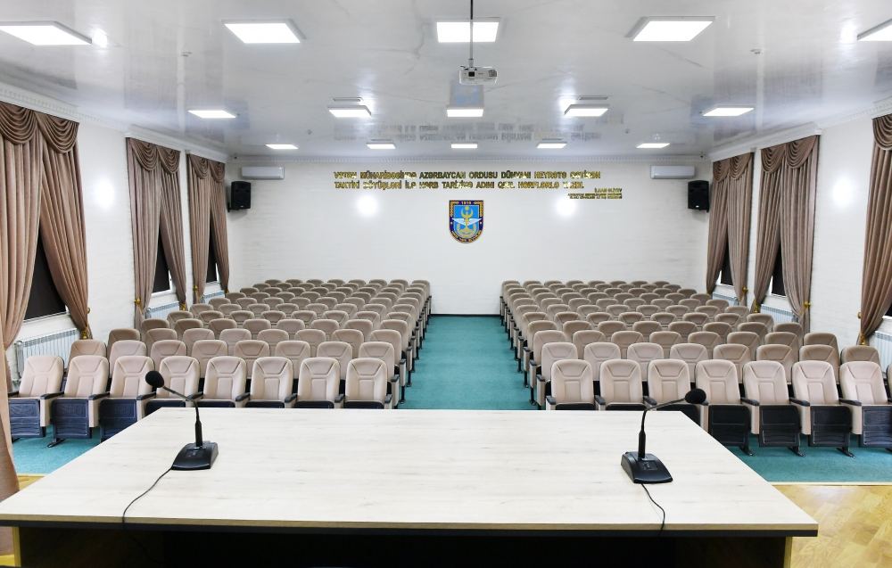 Prezident İlham Əliyev yeni hərbi şəhərcikdə və hərbi qulluqçuların ailələri üçün nəzərdə tutulmuş xidməti mənzillərdə yaradılan şəraitlə tanış olub (FOTO) - Gallery Image