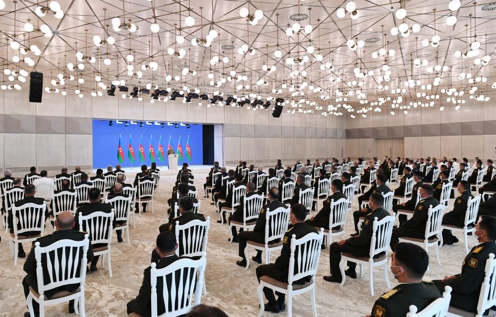 Prezident İlham Əliyev Silahlı Qüvvələr Günü münasibətilə Azərbaycan Ordusunun rəhbər və şəxsi heyətinin bir qrupu ilə görüşüb (FOTO) - Gallery Image