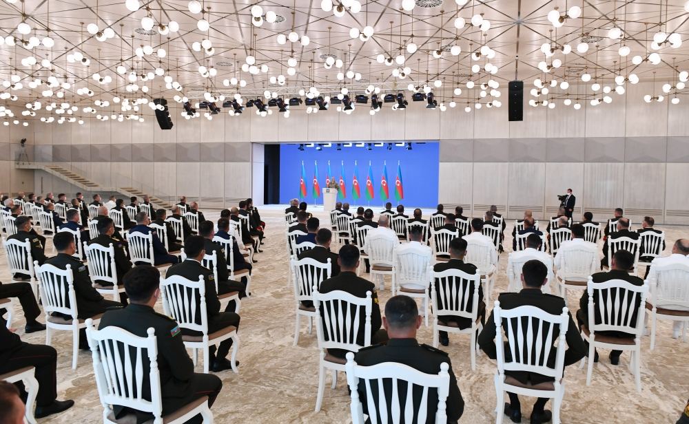 Prezident İlham Əliyev Silahlı Qüvvələr Günü münasibətilə Azərbaycan Ordusunun rəhbər və şəxsi heyətinin bir qrupu ilə görüşüb (FOTO) - Gallery Image