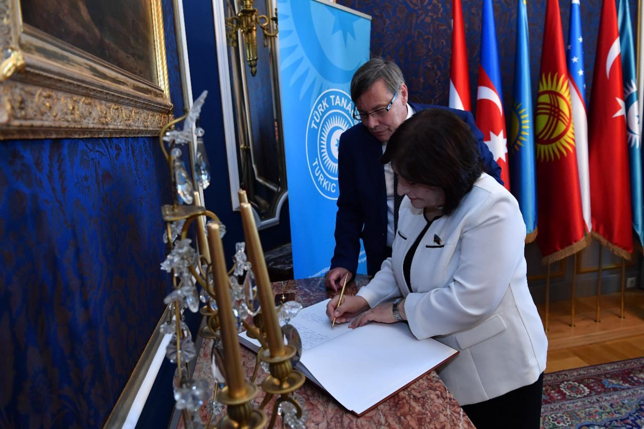 Milli Məclisin Sədri Sahibə Qafarova Türk Şurasının Budapeşt nümayəndəliyinin ofisində çıxış edib (FOTO) - Gallery Image