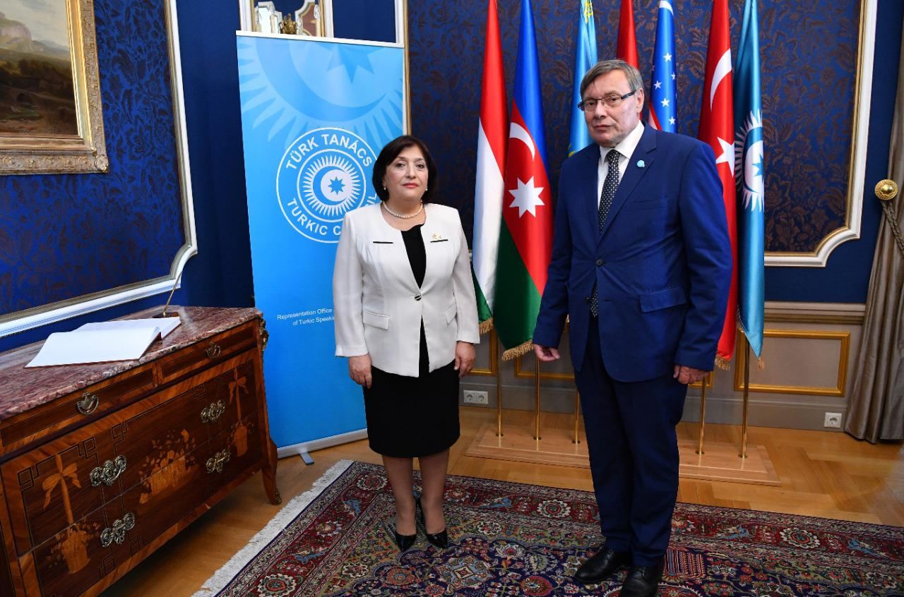 Milli Məclisin Sədri Sahibə Qafarova Türk Şurasının Budapeşt nümayəndəliyinin ofisində çıxış edib (FOTO) - Gallery Image