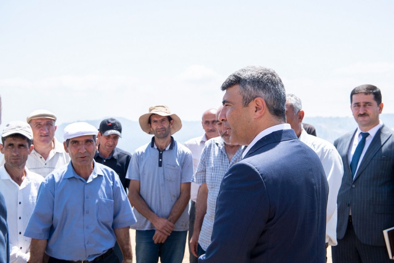 Dağ kəndlərində yeni nəsil kombaynlarla biçin aparılır (FOTO) - Gallery Image
