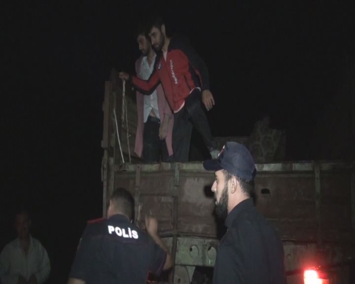 Zaqatalada polis çayda köməksiz vəziyyətdə qalan azyaşlıları xilas edib (FOTO) - Gallery Image