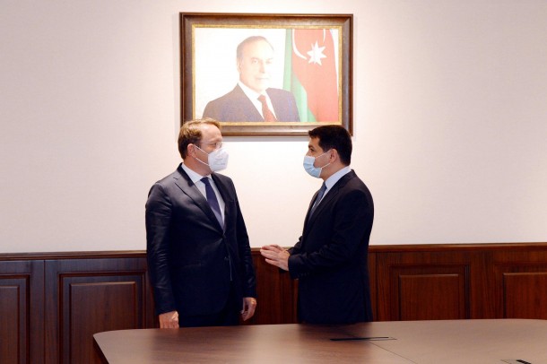 Avropa İttifaqı komissarı Samir Nuriyev və Hikmət Hacıyevlə görüşdü- FOTOLAR Avropa İttifaqı komissarı Samir Nuriyev və Hikmət Hacıyevlə görüşdü- FOTOLAR