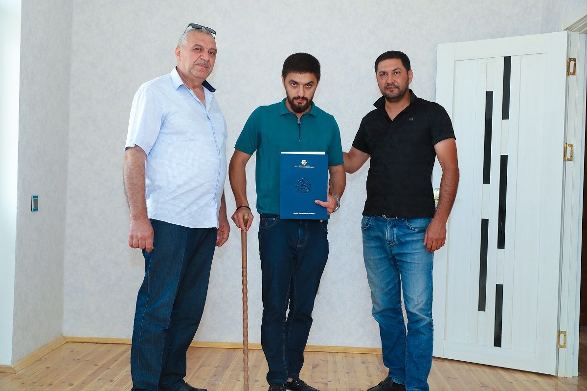 Bir qrup şəhid ailəsi və müharibəsi əlilinə mənzillər təqdim olundu (FOTO) - Gallery Image