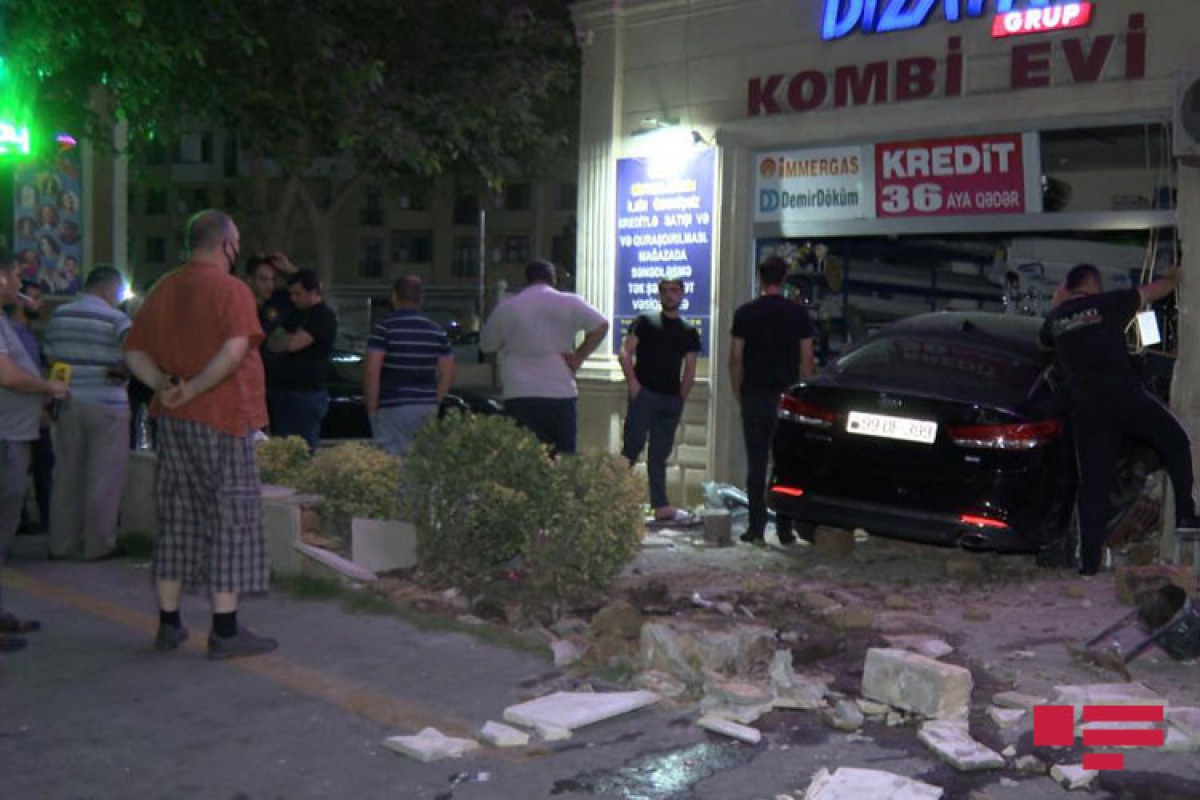 Bakıda avtomobil mağazaya girib - <span class=