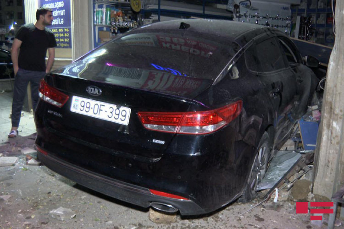 Bakıda avtomobil mağazaya girib - <span class=