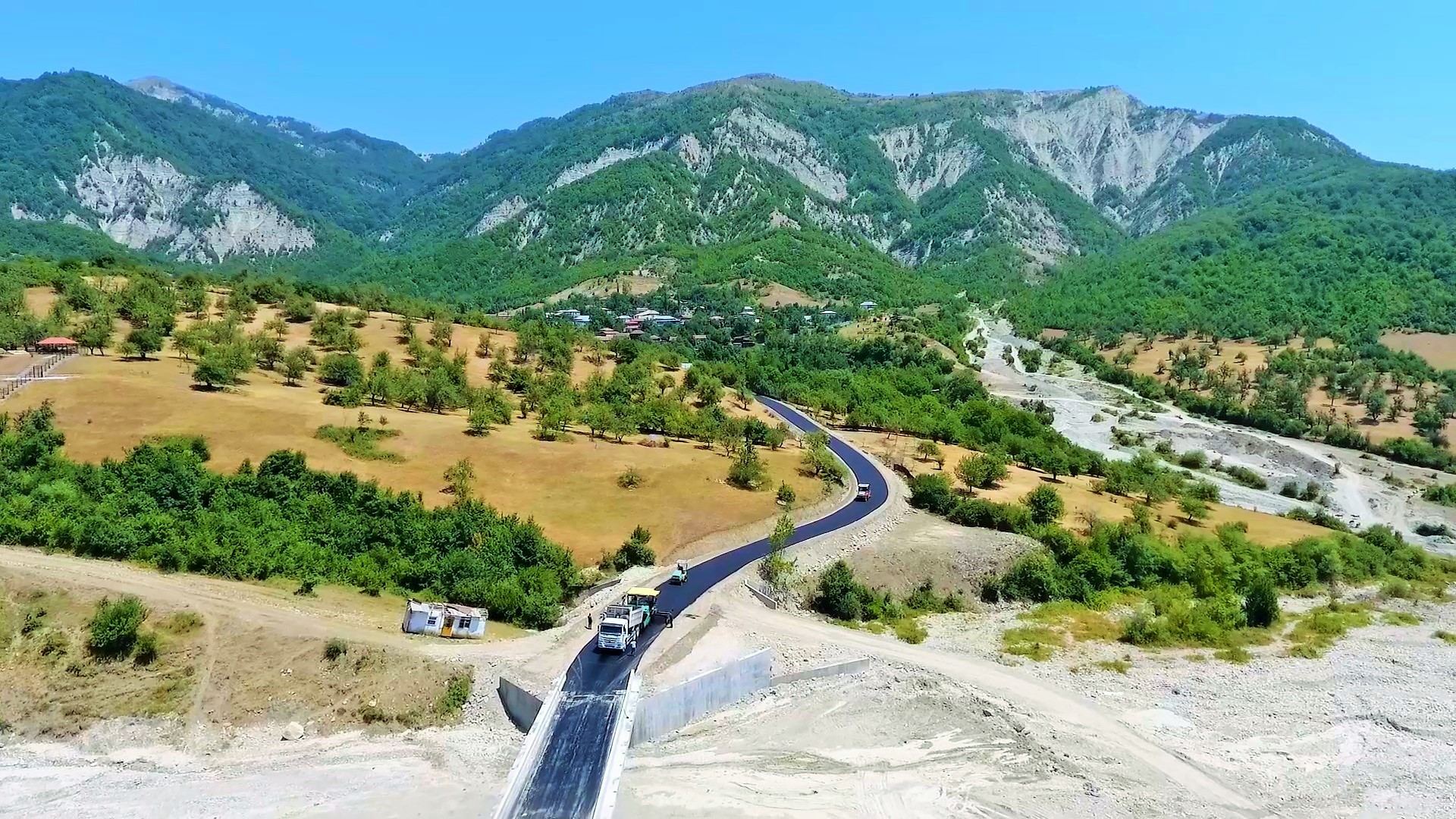 İsmayıllıda bu tarixi kəndlərin yolları yenidən qurulur (FOTO) - Gallery Image