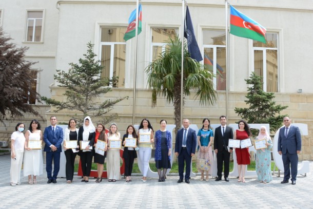 UNEC-də məzunlara sertifikatlar təqdim olundu- FOTOLAR