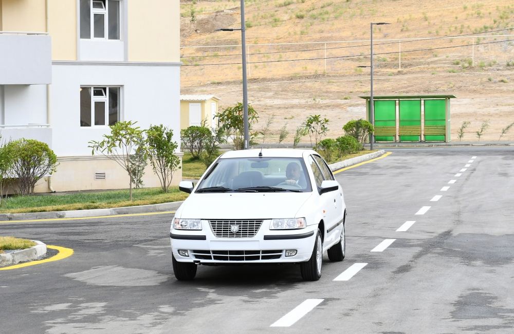 Prezident İlham Əliyev əlillərə təqdim olunan avtomobili sürdü (FOTO) - Gallery Image