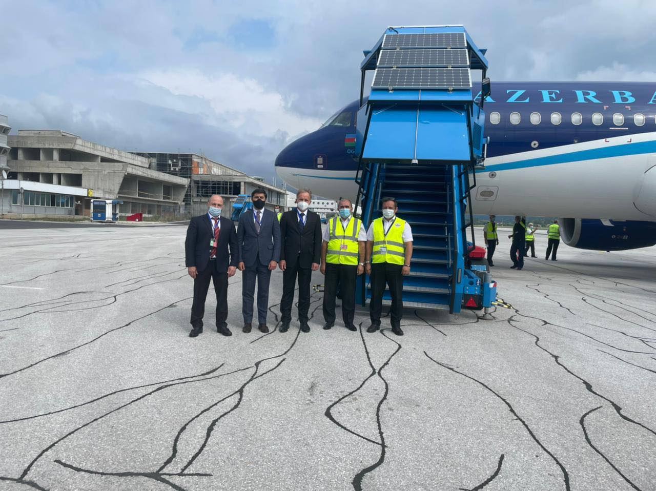 AZAL-ın təyyarəsi ilə Bosniya və Herseqovinaya koronavirusa qarşı peyvənd çatdırılıb (FOTO) - Gallery Image