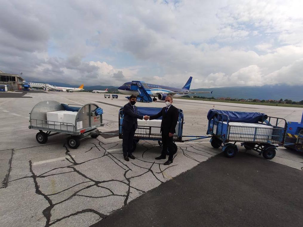 AZAL-ın təyyarəsi ilə Bosniya və Herseqovinaya koronavirusa qarşı peyvənd çatdırılıb (FOTO) - Gallery Image