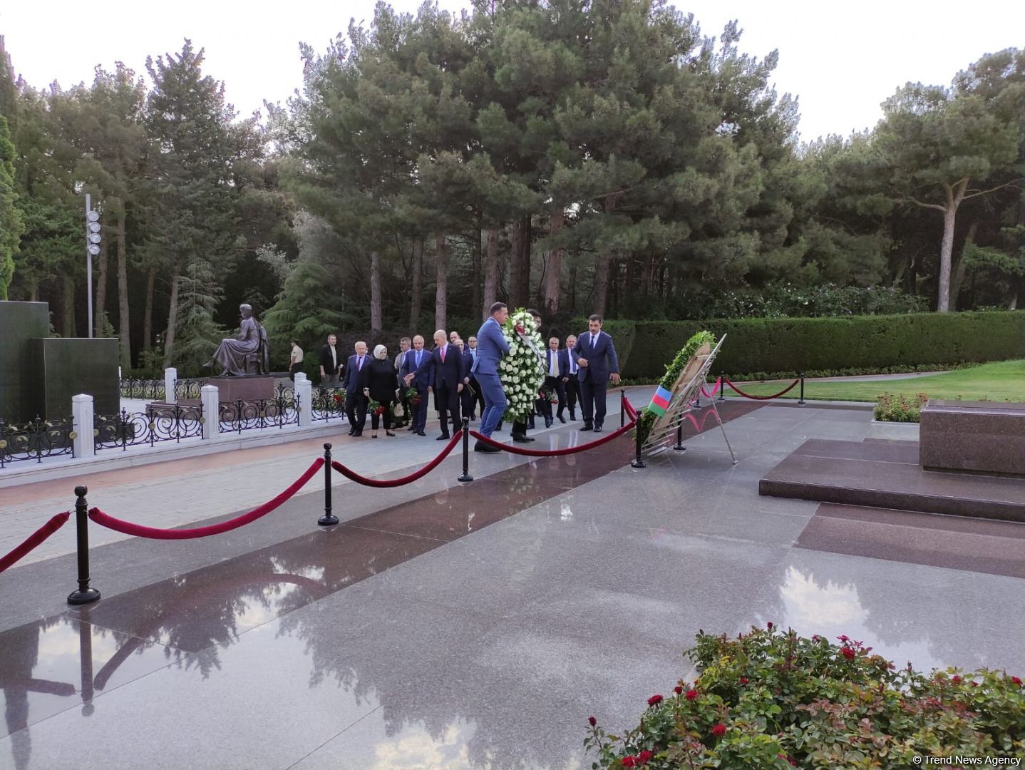 AKP nümayəndə heyəti Şəhidlər Xiyabanı və Fəxri Xiyabanı ziyarət edib (FOTO) - Gallery Image