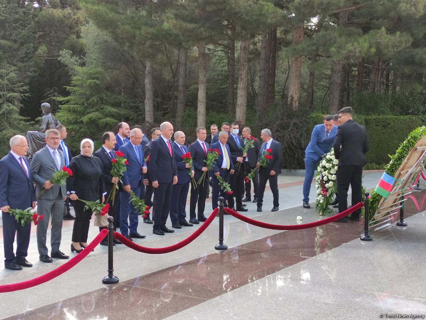 AKP nümayəndə heyəti Şəhidlər Xiyabanı və Fəxri Xiyabanı ziyarət edib (FOTO) - Gallery Image