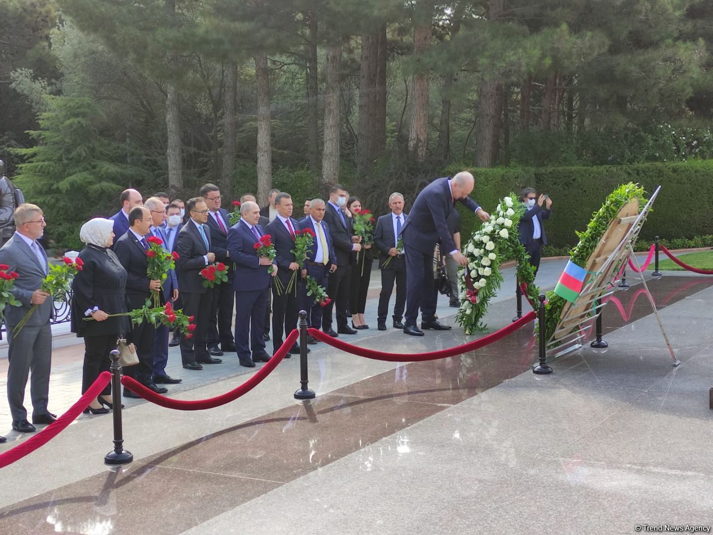 AKP nümayəndə heyəti Şəhidlər Xiyabanı və Fəxri Xiyabanı ziyarət edib (FOTO) - Gallery Image