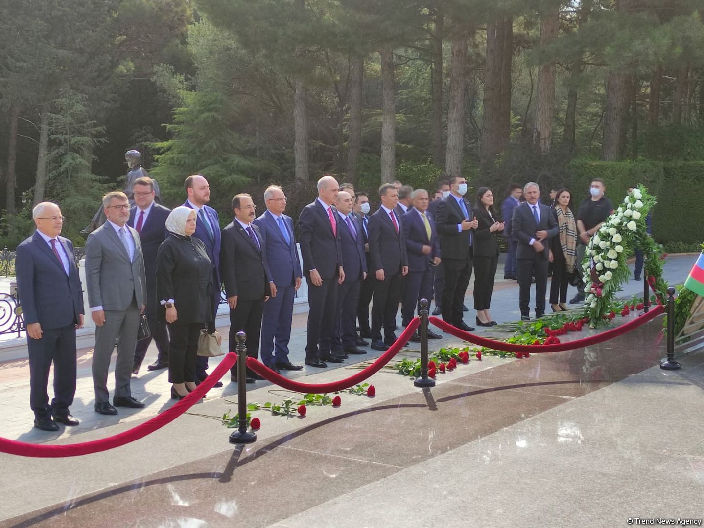 AKP nümayəndə heyəti Şəhidlər Xiyabanı və Fəxri Xiyabanı ziyarət edib (FOTO) - Gallery Image