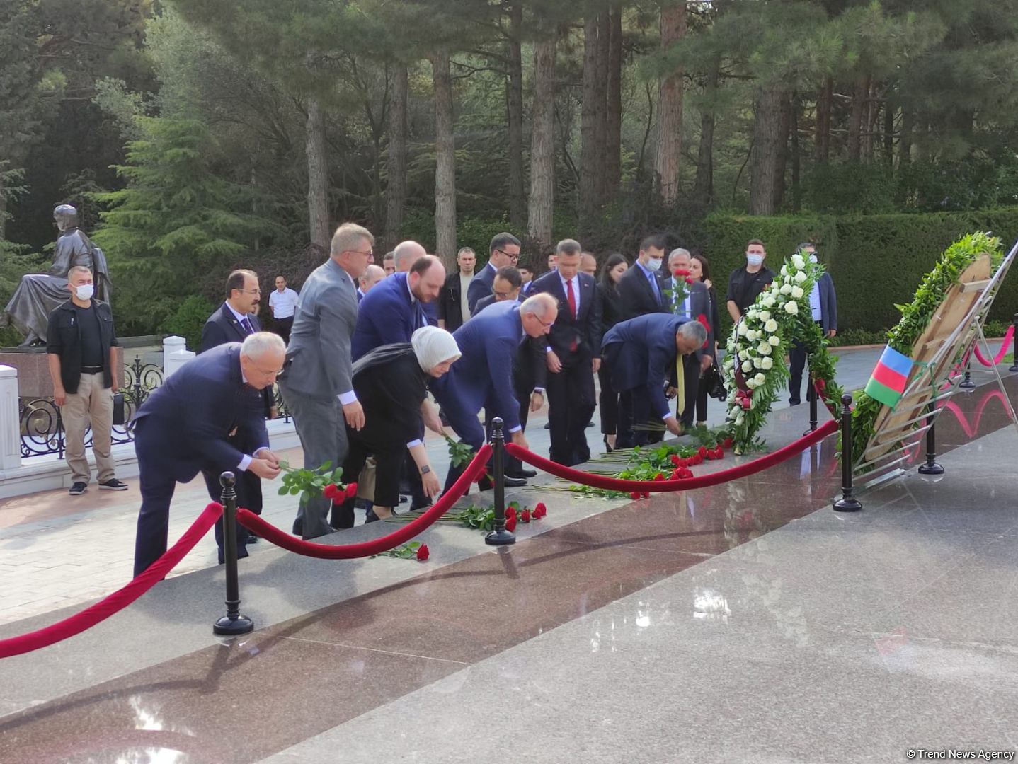 AKP nümayəndə heyəti Şəhidlər Xiyabanı və Fəxri Xiyabanı ziyarət edib (FOTO) - Gallery Image