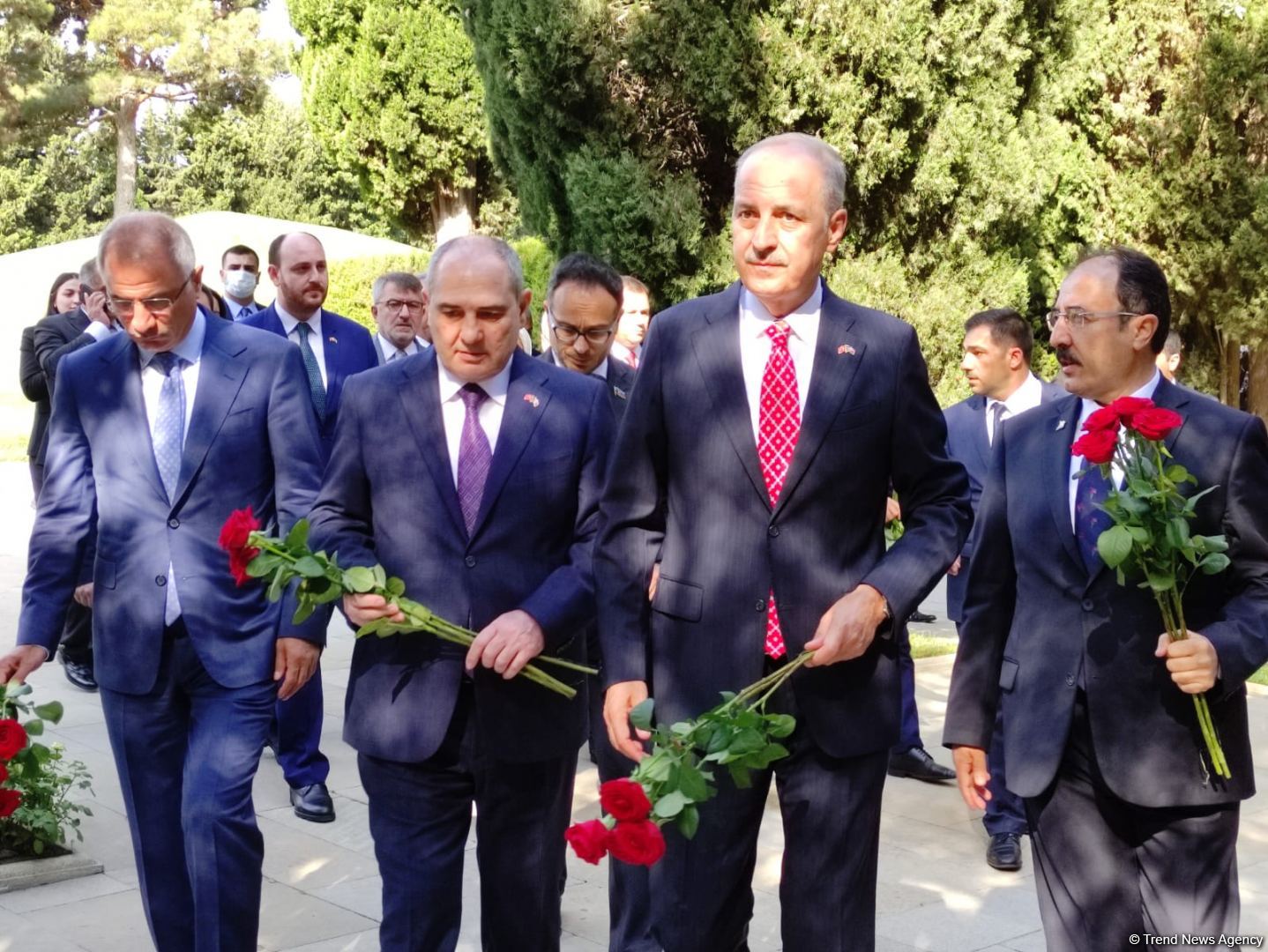 AKP nümayəndə heyəti Şəhidlər Xiyabanı və Fəxri Xiyabanı ziyarət edib (FOTO) - Gallery Image