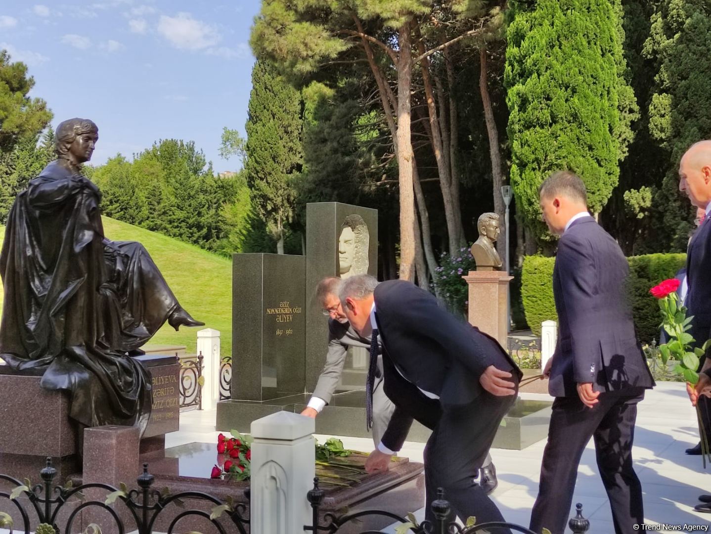 AKP nümayəndə heyəti Şəhidlər Xiyabanı və Fəxri Xiyabanı ziyarət edib (FOTO) - Gallery Image