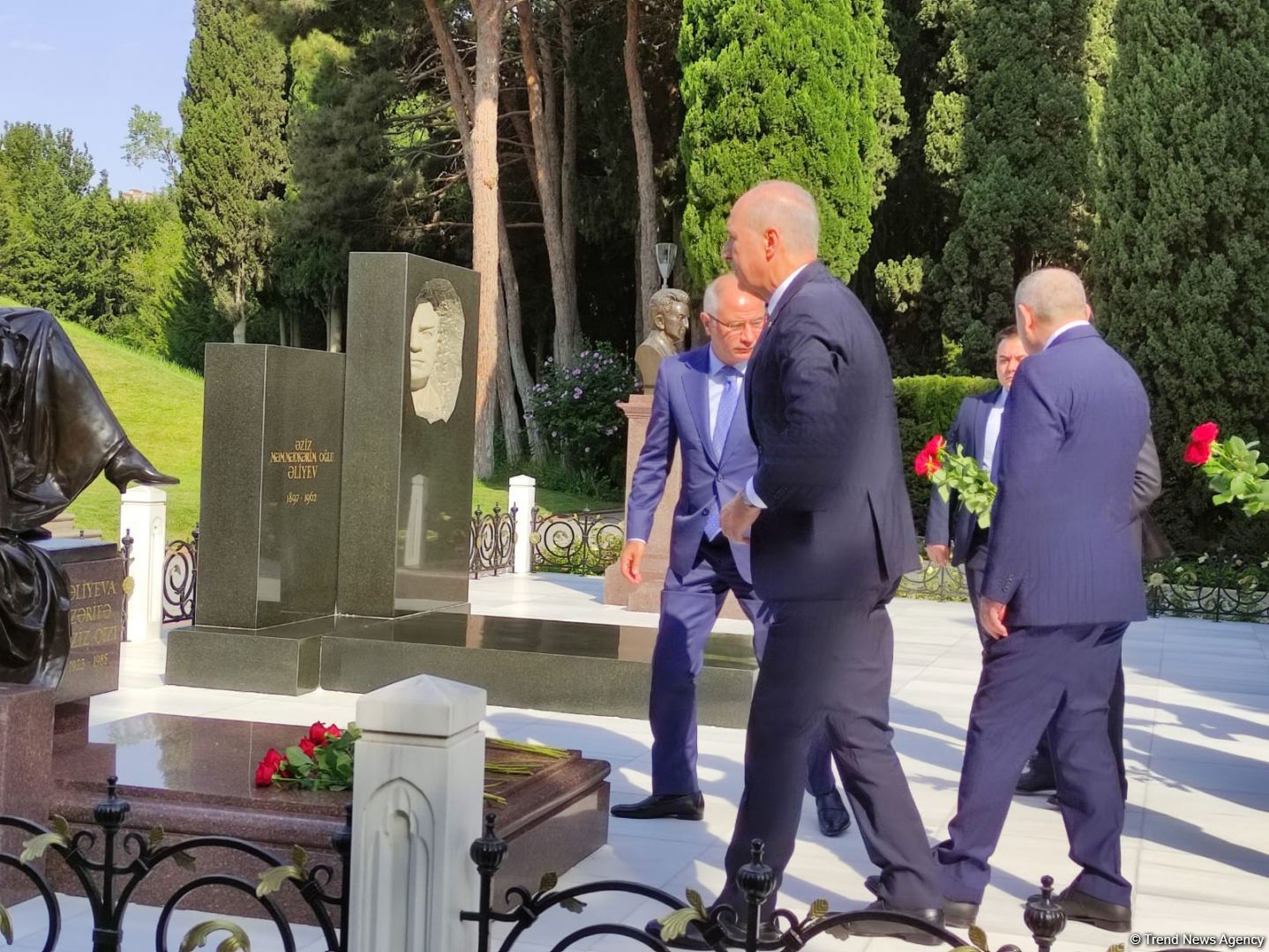 AKP nümayəndə heyəti Şəhidlər Xiyabanı və Fəxri Xiyabanı ziyarət edib (FOTO) - Gallery Image