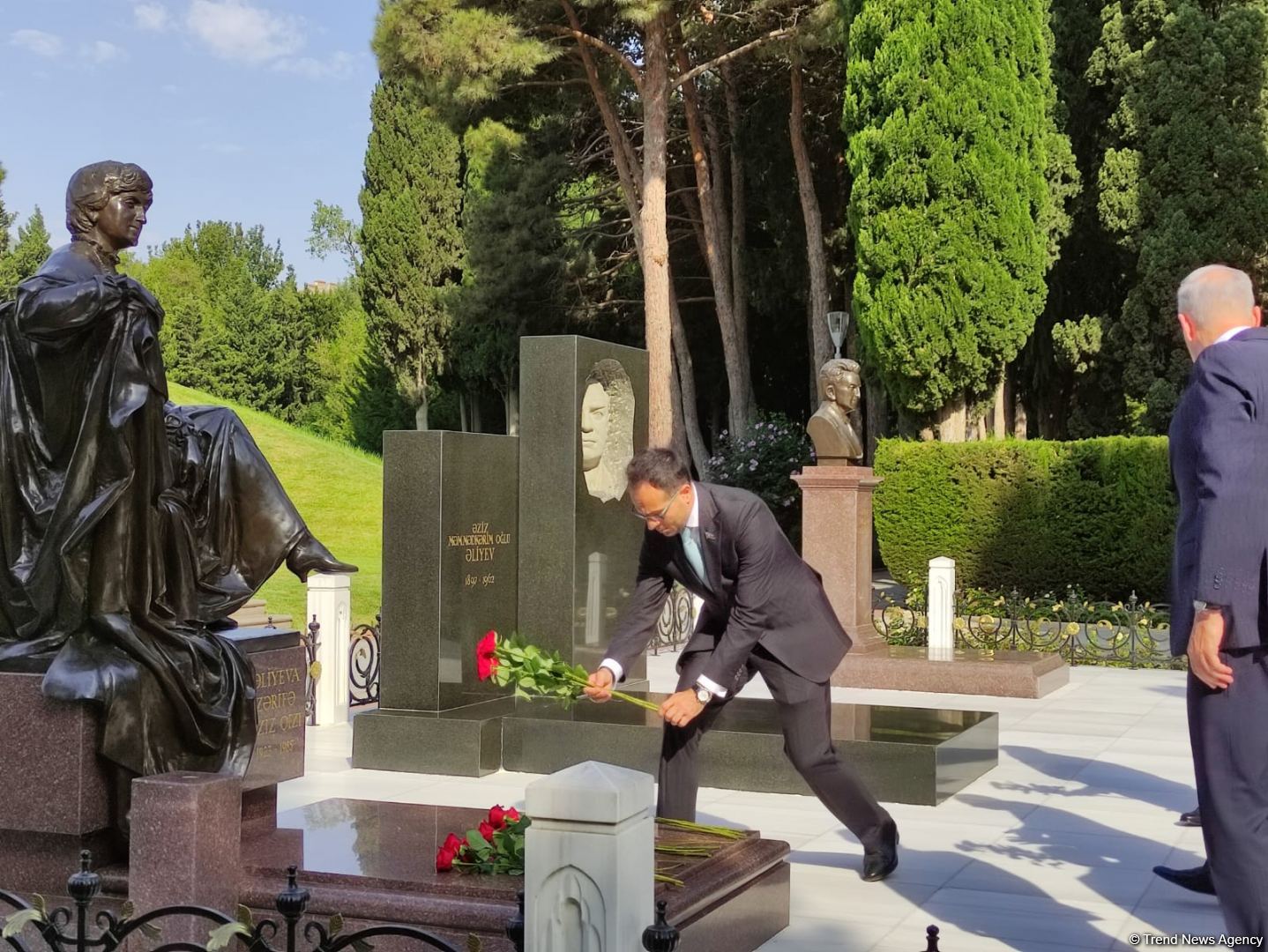 AKP nümayəndə heyəti Şəhidlər Xiyabanı və Fəxri Xiyabanı ziyarət edib (FOTO) - Gallery Image