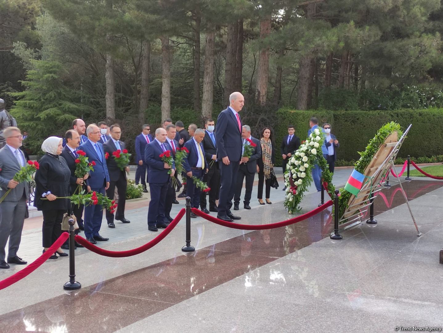 AKP nümayəndə heyəti Şəhidlər Xiyabanı və Fəxri Xiyabanı ziyarət edib (FOTO) - Gallery Image