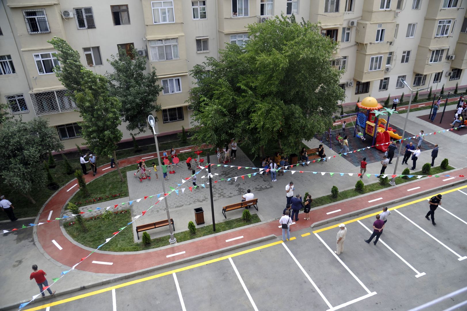 Paytaxtda abadlaşdırılan növbəti həyət sakinlərin istifadəsinə verilib (FOTO) - Gallery Image