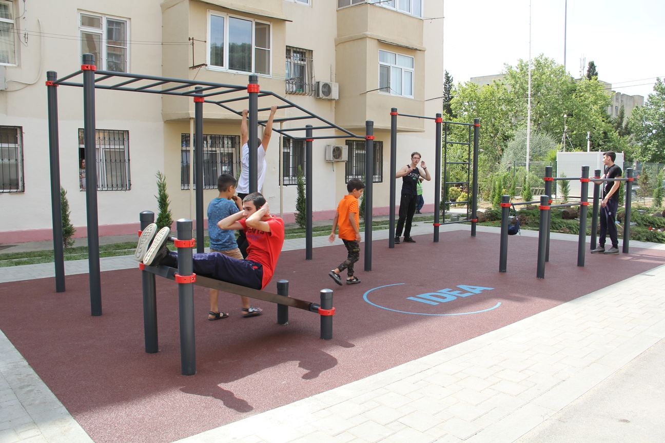 Paytaxtda abadlaşdırılan növbəti həyət sakinlərin istifadəsinə verilib (FOTO) - Gallery Image