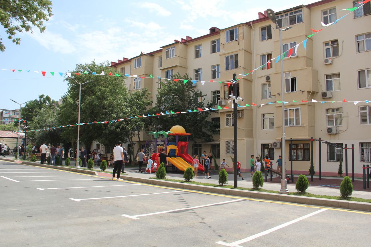 Paytaxtda abadlaşdırılan növbəti həyət sakinlərin istifadəsinə verilib (FOTO) - Gallery Image