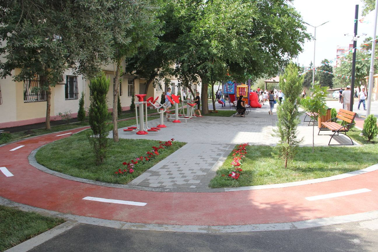 Paytaxtda abadlaşdırılan növbəti həyət sakinlərin istifadəsinə verilib (FOTO) - Gallery Image