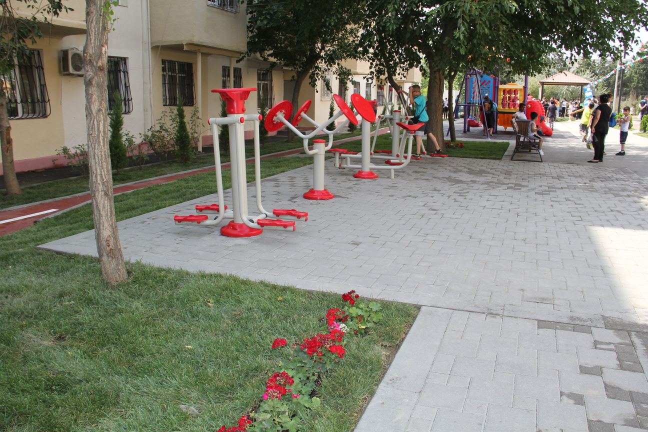 Paytaxtda abadlaşdırılan növbəti həyət sakinlərin istifadəsinə verilib (FOTO) - Gallery Image