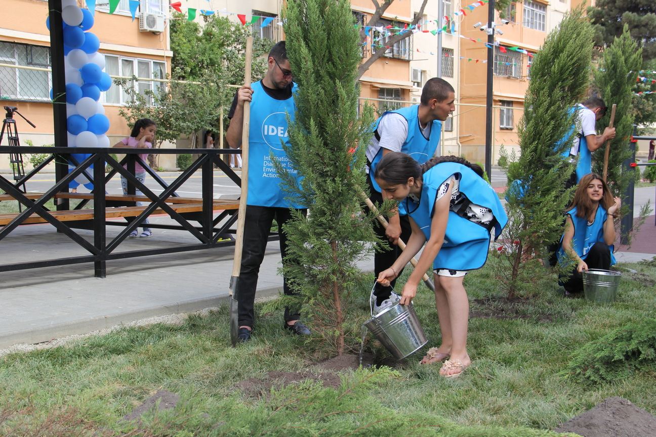 Paytaxtda abadlaşdırılan növbəti həyət sakinlərin istifadəsinə verilib (FOTO) - Gallery Image
