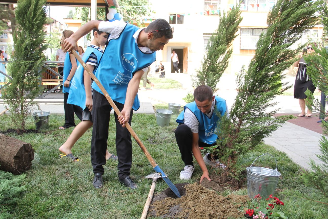 Paytaxtda abadlaşdırılan növbəti həyət sakinlərin istifadəsinə verilib (FOTO) - Gallery Image