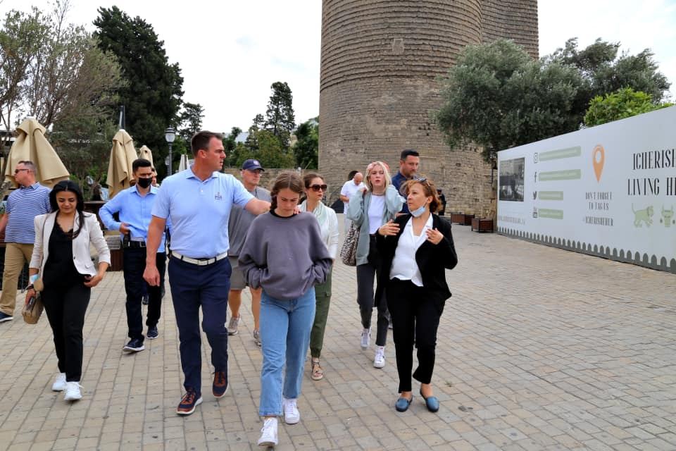 Oklahoma ştatının qubernatoru və ailəsi Bakının ən görməli yerlərini gəziblər (FOTO) - Gallery Image