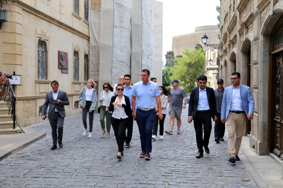 Oklahoma ştatının qubernatoru və ailəsi Bakının ən görməli yerlərini gəziblər (FOTO) - Gallery Image