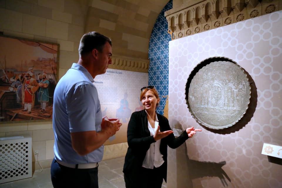 Oklahoma ştatının qubernatoru və ailəsi Bakının ən görməli yerlərini gəziblər (FOTO) - Gallery Image
