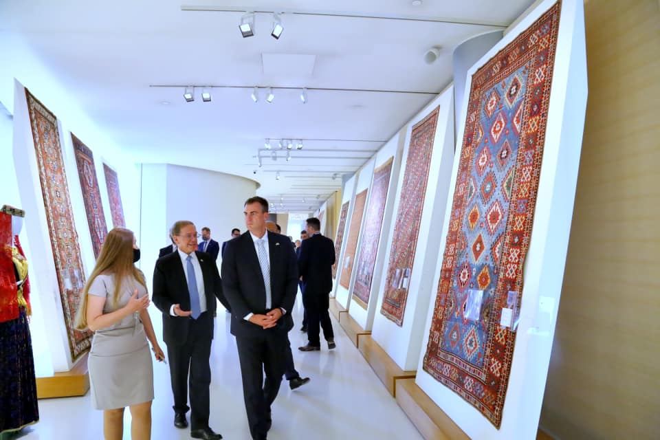 Oklahoma ştatının qubernatoru və ailəsi Bakının ən görməli yerlərini gəziblər (FOTO) - Gallery Image