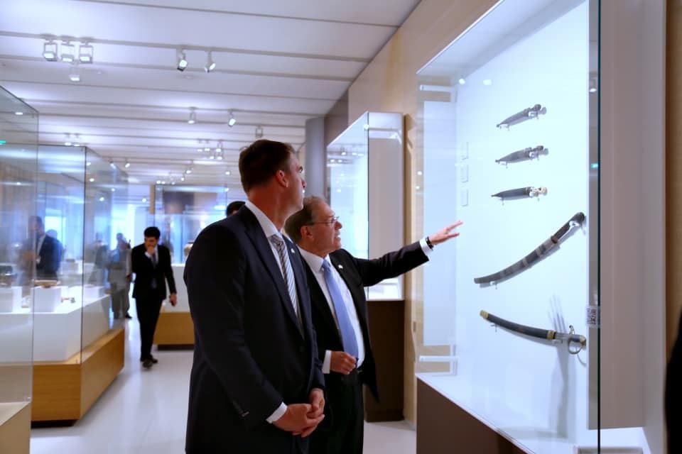Oklahoma ştatının qubernatoru və ailəsi Bakının ən görməli yerlərini gəziblər (FOTO) - Gallery Image