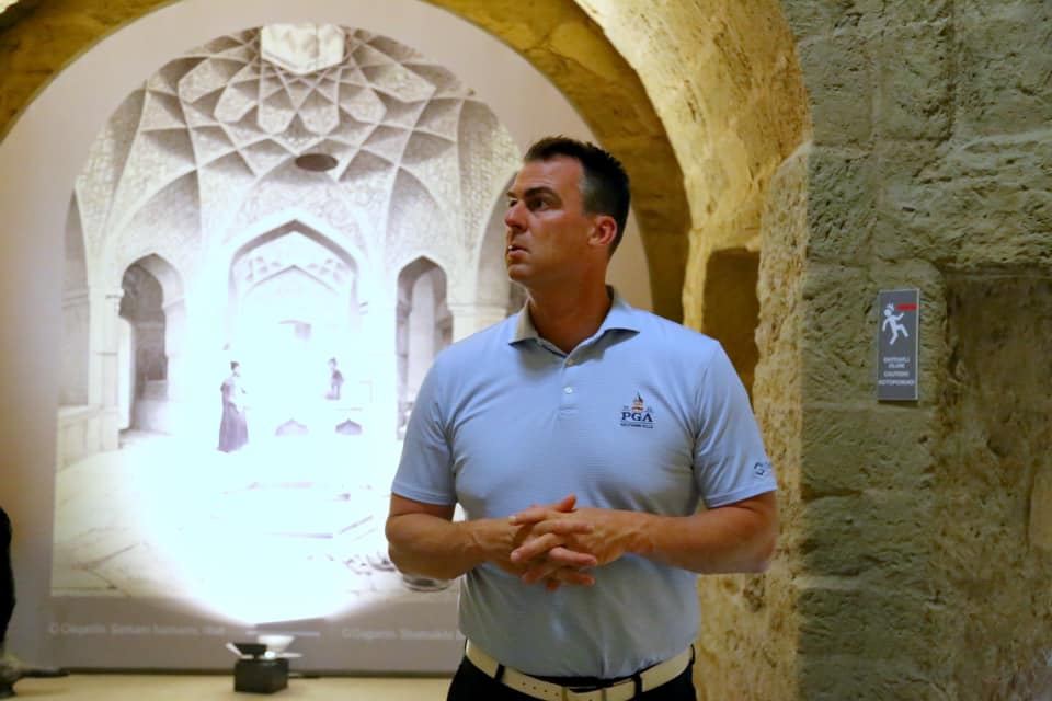 Oklahoma ştatının qubernatoru və ailəsi Bakının ən görməli yerlərini gəziblər (FOTO) - Gallery Image