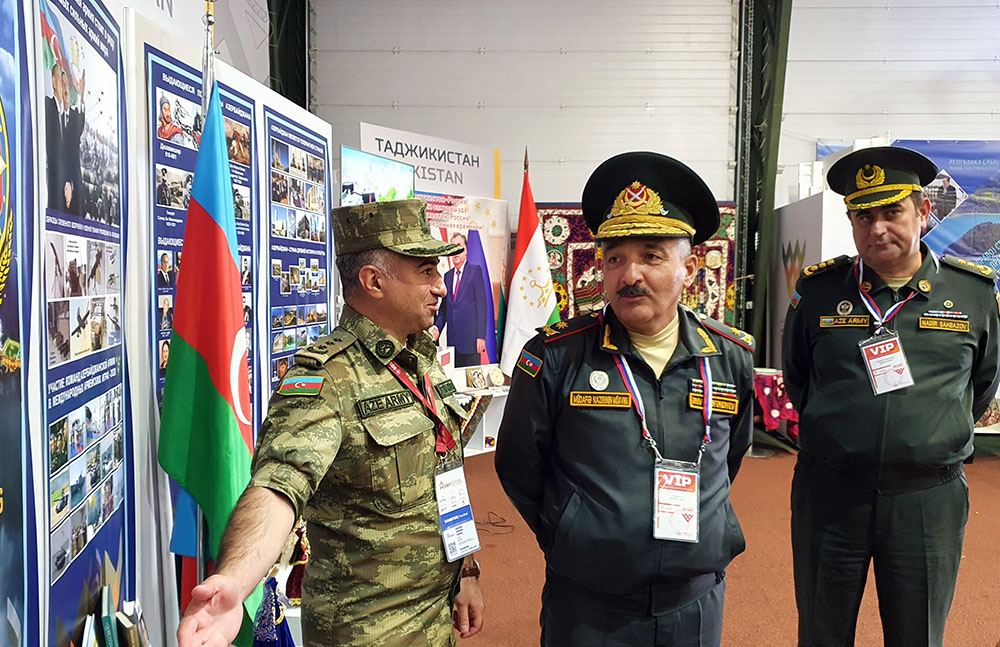 Quru Qoşunların komandanı general-mayor Ənvər Əfəndiyev Moskvada səfərdir (FOTO) - Gallery Image