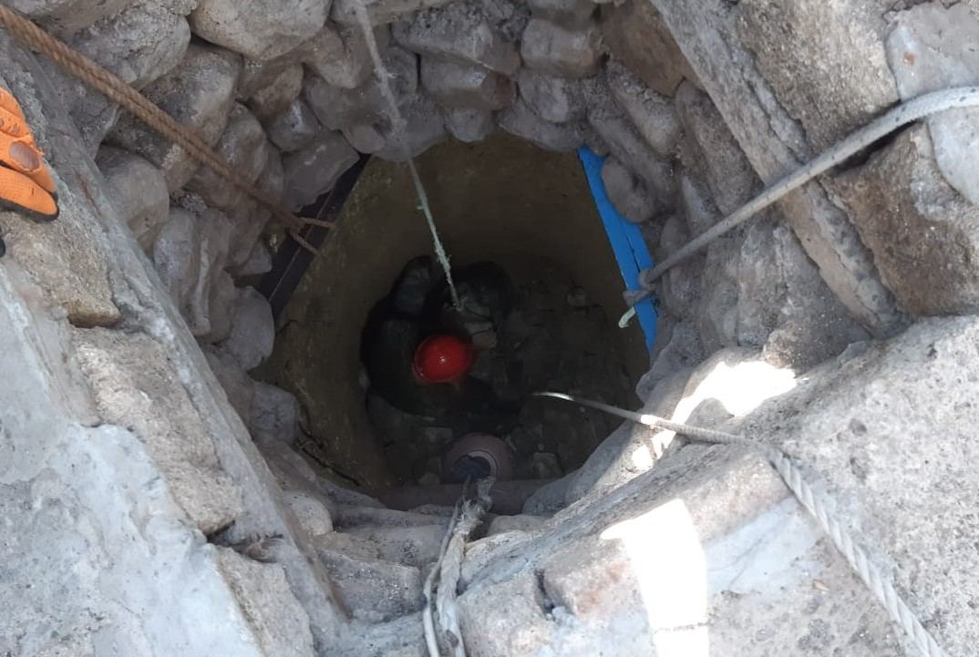 Su quyusuna düşən şəxs xilas edildi (FOTO/VİDEO) - Gallery Image