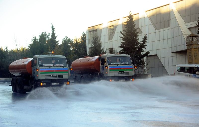 Bakı küçələrində növbəti dezinfeksiya aparılır (FOTO) - Gallery Image